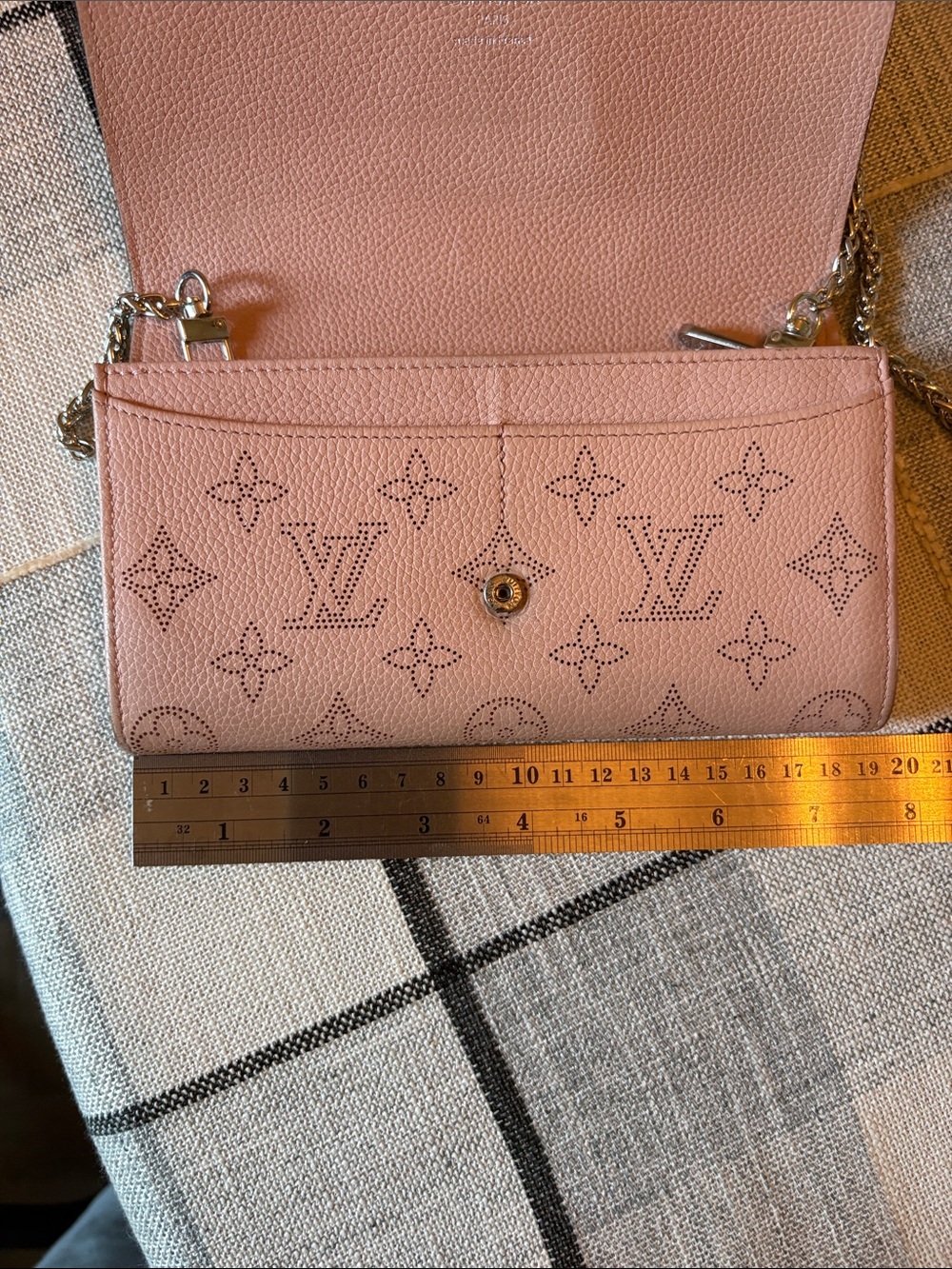 Louis Vuitton Pink Mahina Leather Crossbody XL Wallet on chain - Picture 14 of 15